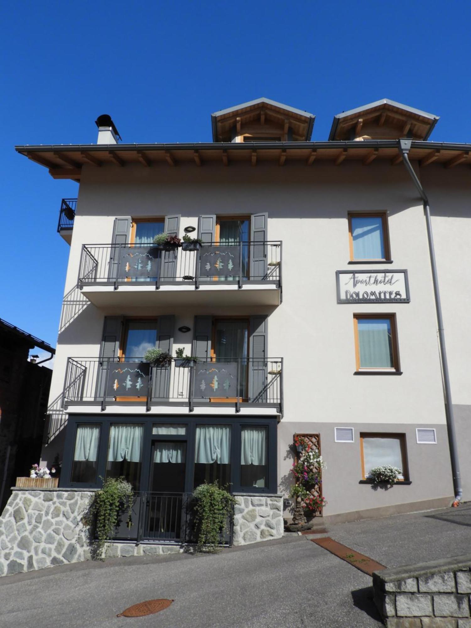 Aparthotel Dolomites Living&Relax コンメッツァドゥーラ エクステリア 写真